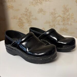 Dansko Professional black patent leather clogs size 38 EU